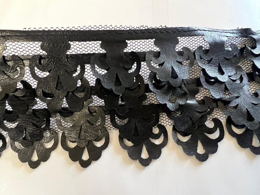 Galon Simili Cuir Noir à Festons - 4 Rangs sur Tulle - 65 mm