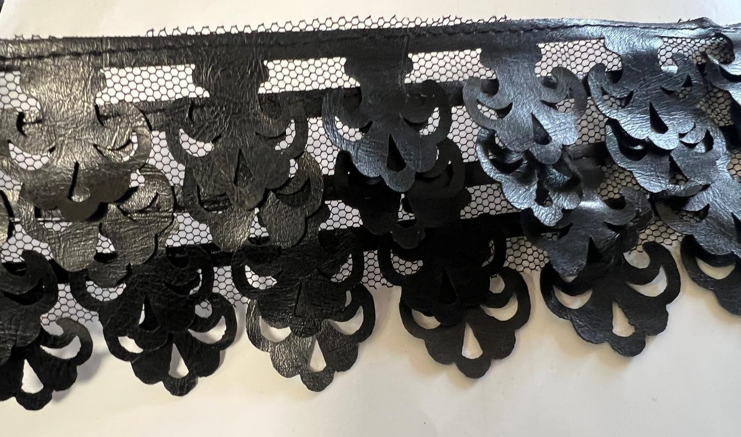 Galon Simili Cuir Noir à Festons - 4 Rangs sur Tulle - 65 mm