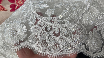 FR : Motifs floraux et arabesques perlées sur tulle blanc. EN: Beaded flowers and scroll motifs on white tulle.