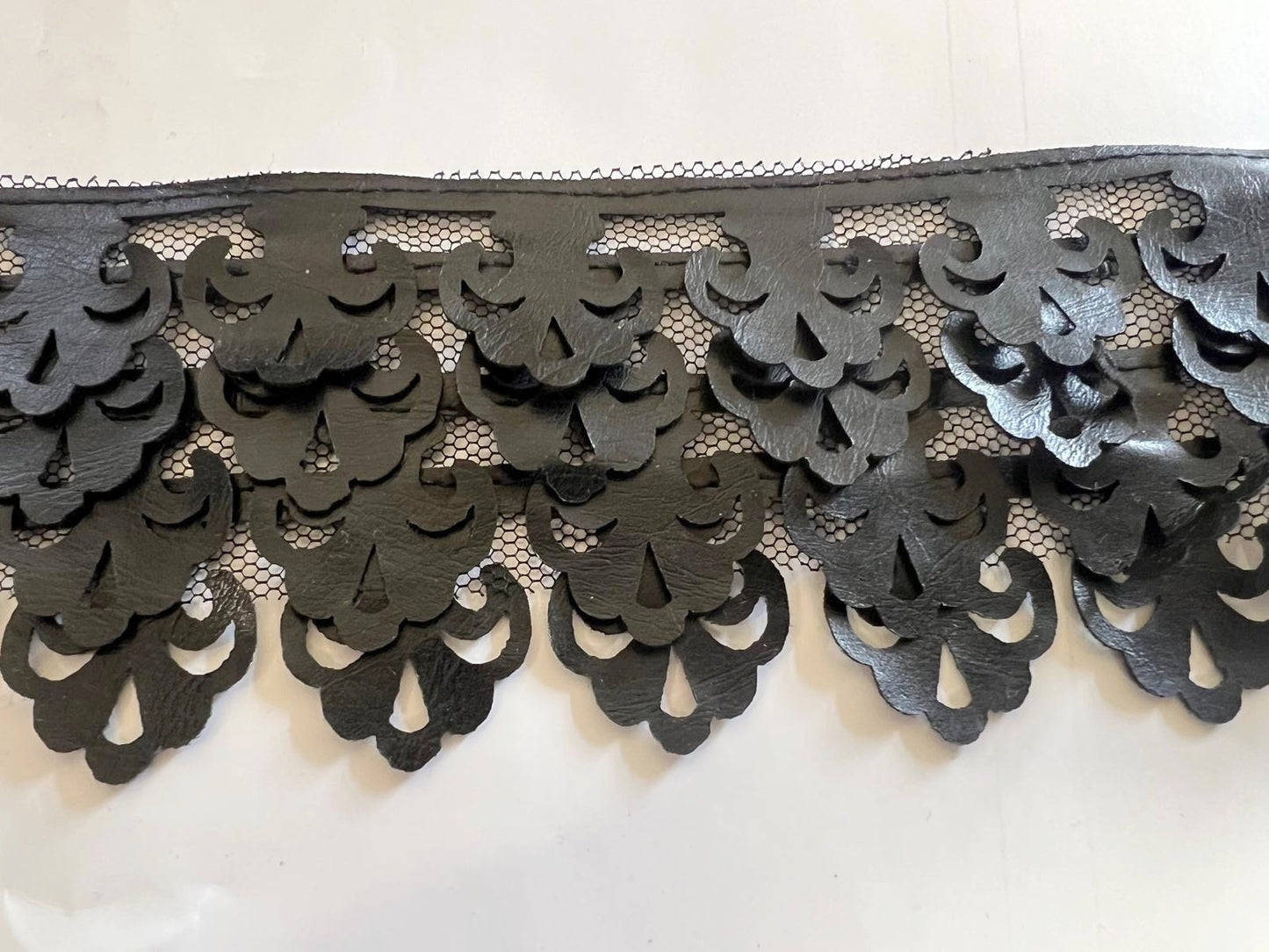 Galon Simili Cuir Noir à Festons - 4 Rangs sur Tulle - 65 mm