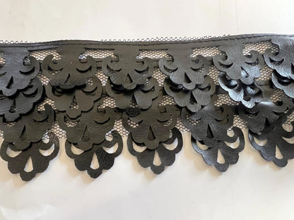 Galon Simili Cuir Noir à Festons - 4 Rangs sur Tulle - 65 mm