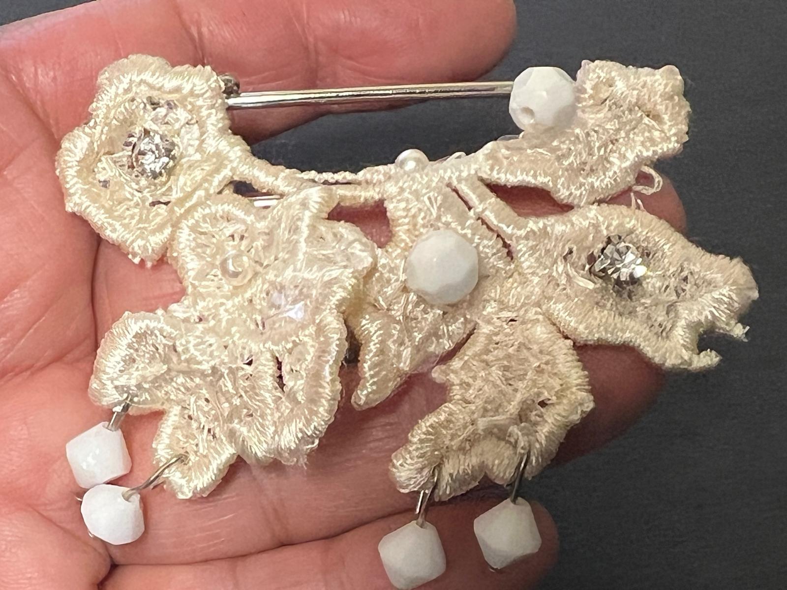 Broche Artisanale en Guipure Ivoire et Strass - Bijou de Couture