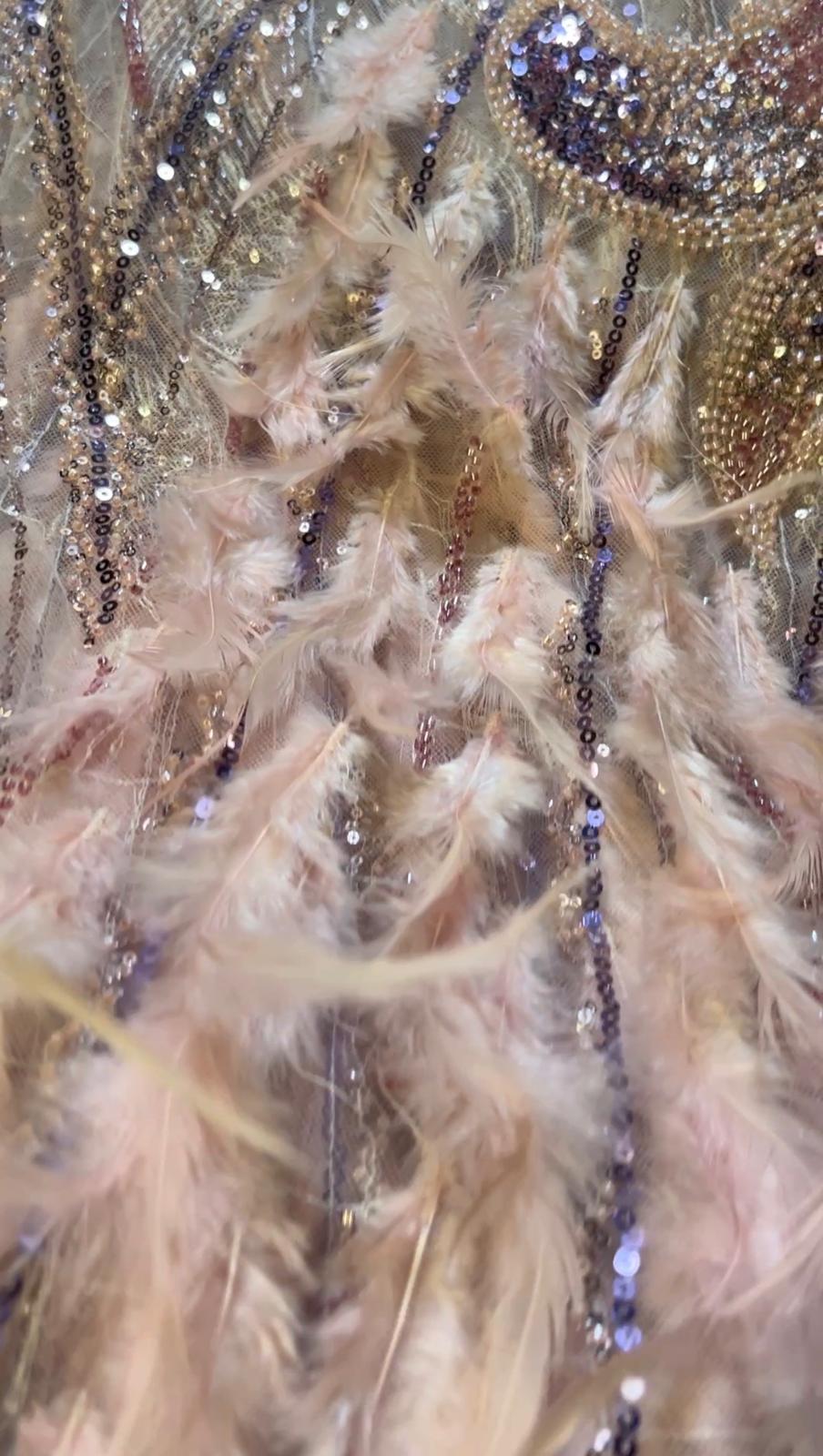 Tissu Haute Couture Plumes & Perlage Rosé Doré – 145 cm