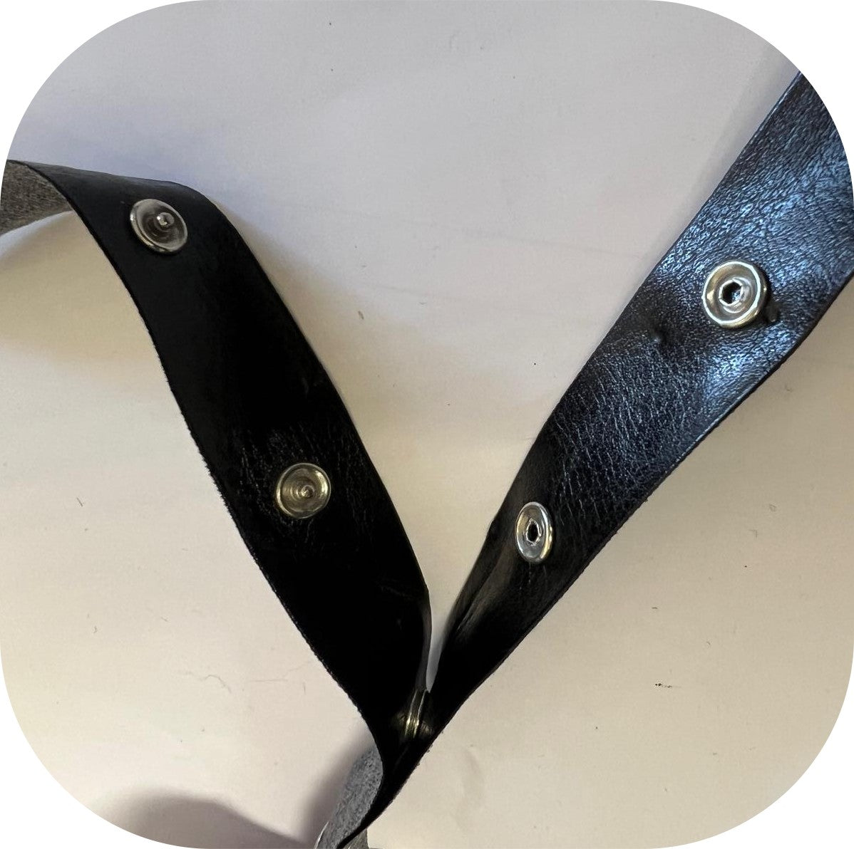 Bande Pression Simili Cuir Noir 20mm - Pressions Argentées - Vendu au Mètre