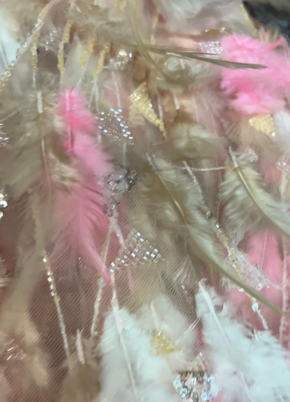 Tissu Haute Couture Plumes Rose & Perlage Doré – 145 cm