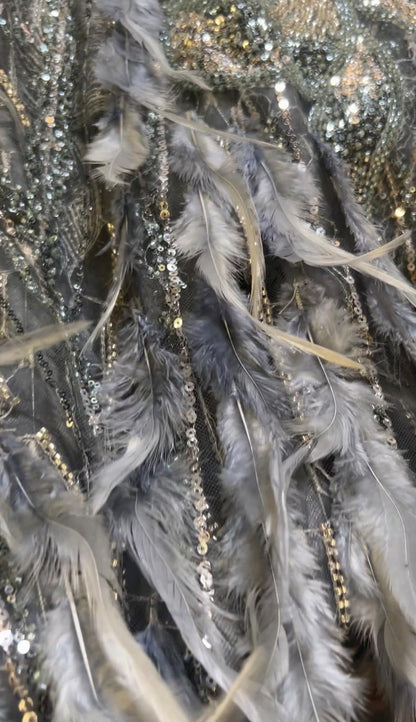 Coupon de 3,50 mètres – Tulle Haute Couture perlé sequins & grandes plumes grises (140 cm)