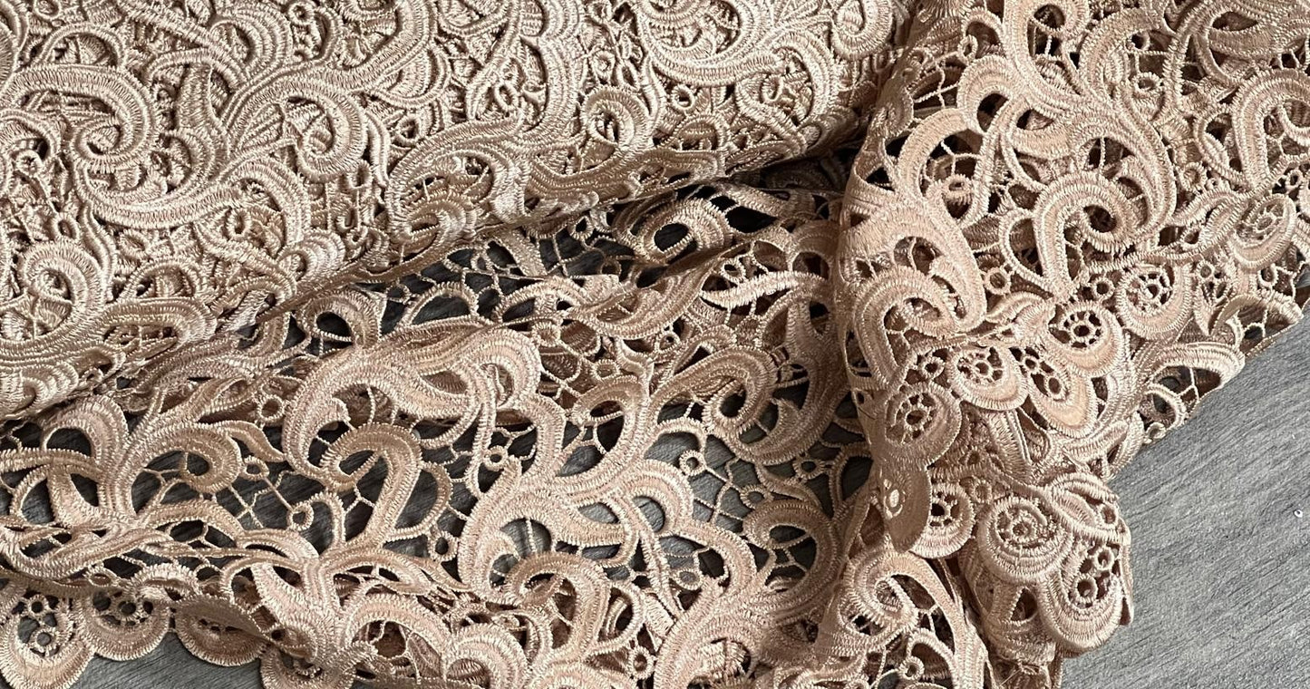 Dentelle Guipure Festonnée 135cm Beige Nude | Tissu Couture Luxe Mariage