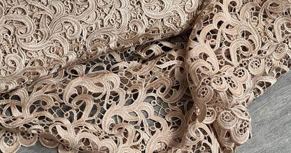 Dentelle Guipure Festonnée 135cm Beige Nude | Tissu Couture Luxe Mariage