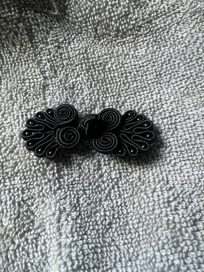 Brandebourg Noir avec Perles – Fermeture 2 Parties