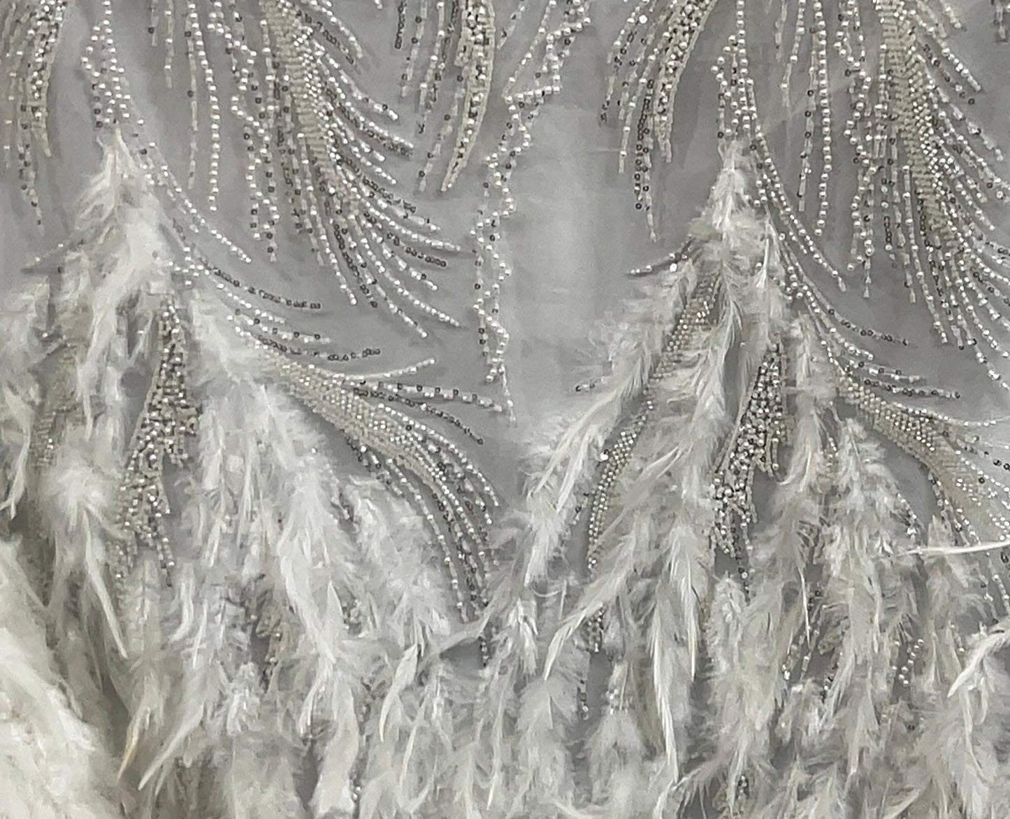 Dentelle Tissu Ivoire Perlée Ornée de Plumes sur Tulle – Tissu Mariage Haute Couture 145 cm