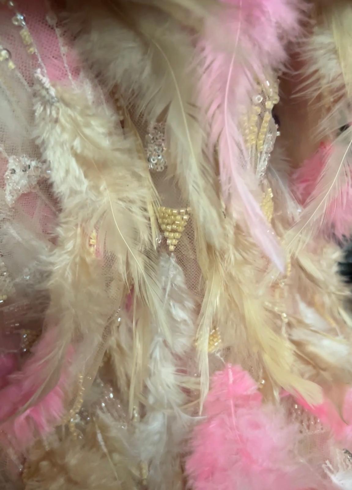 Tissu Haute Couture Plumes Rose & Perlage Doré – 145 cm