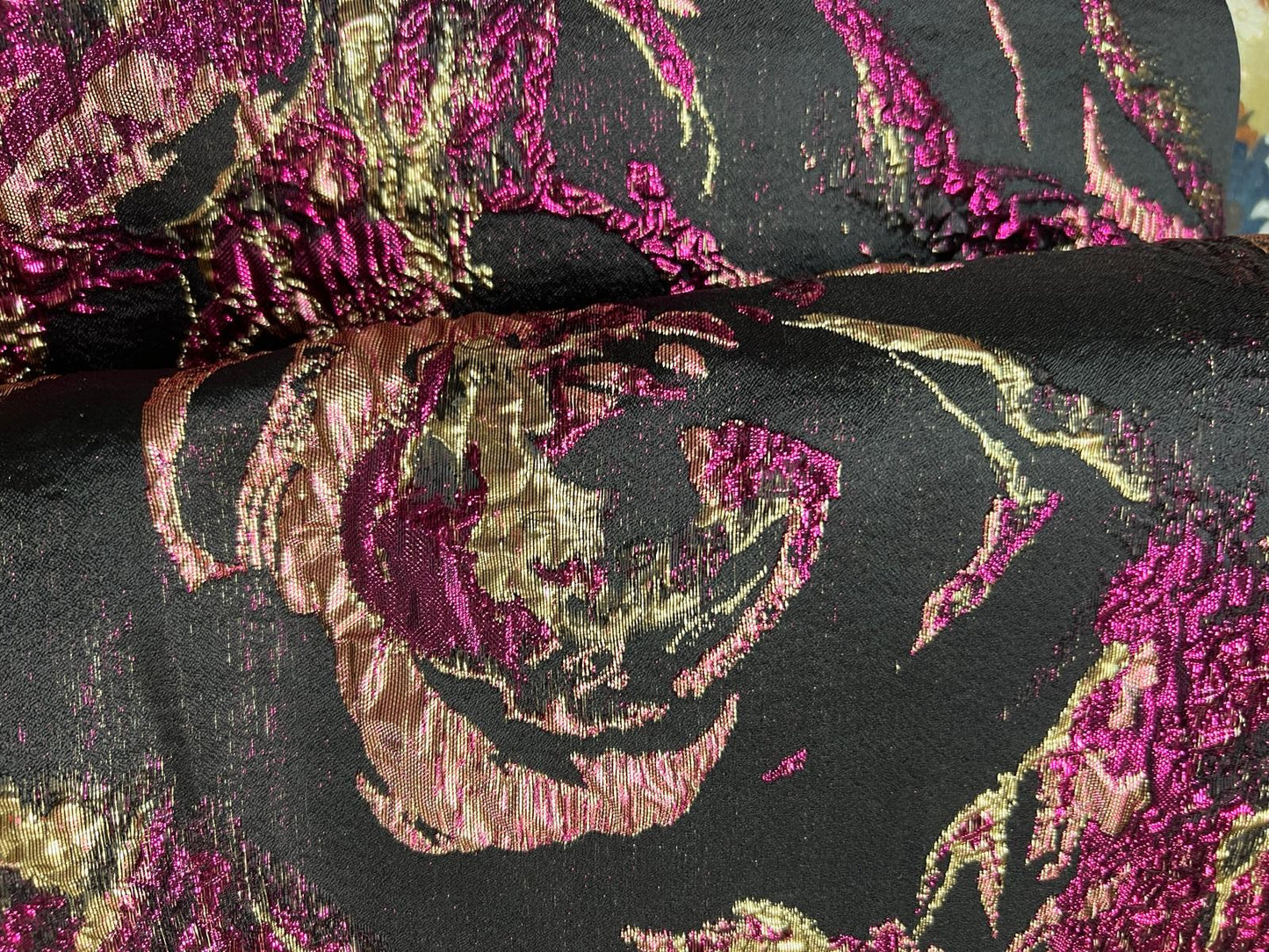 Tissu Brocart Floqué Roses Métalliques Fuchsia et Or sur Fond Noir – 145 cm – Au Mètre