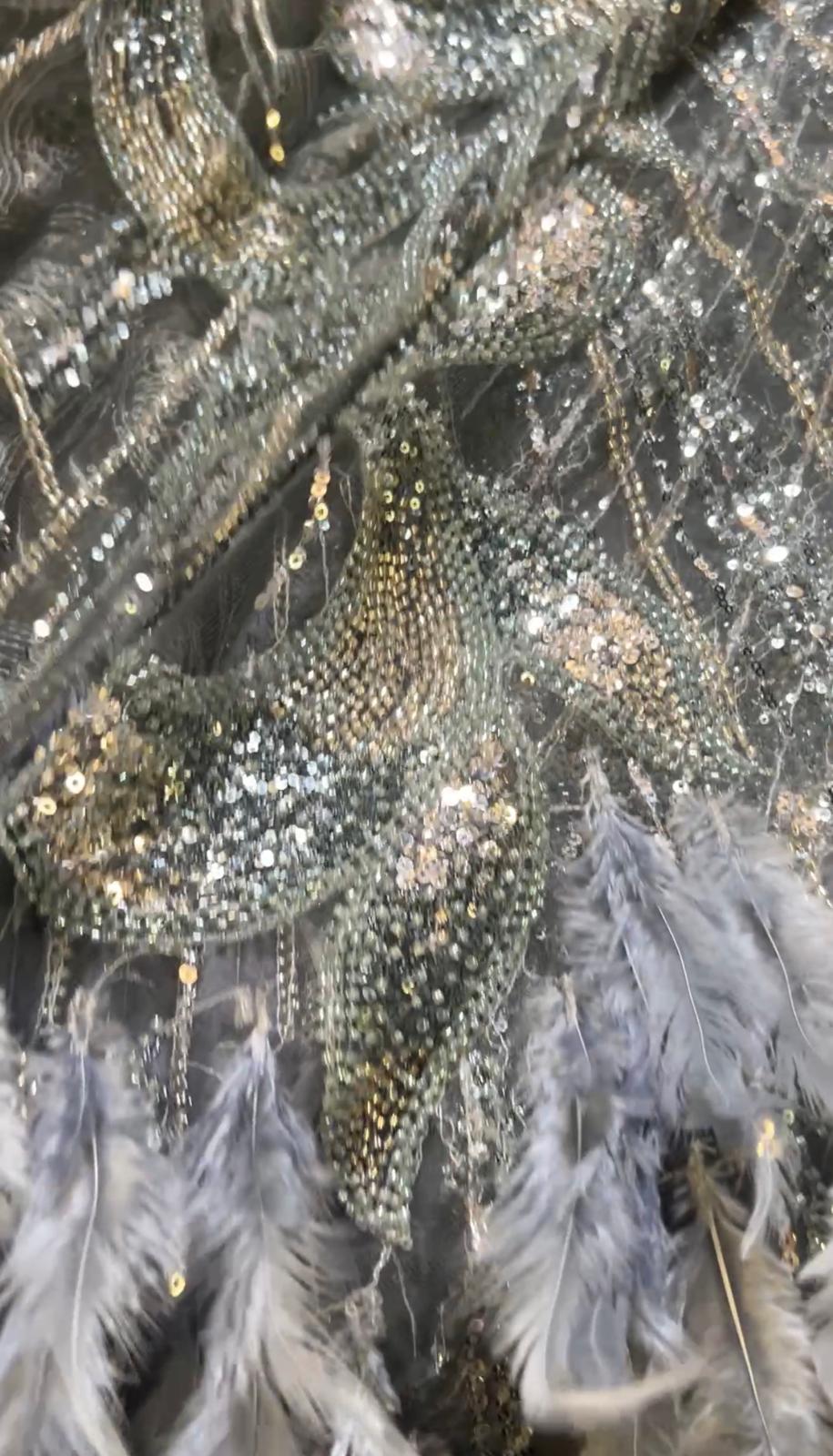 Coupon de 3,50 mètres – Tulle Haute Couture perlé sequins & grandes plumes grises (140 cm)