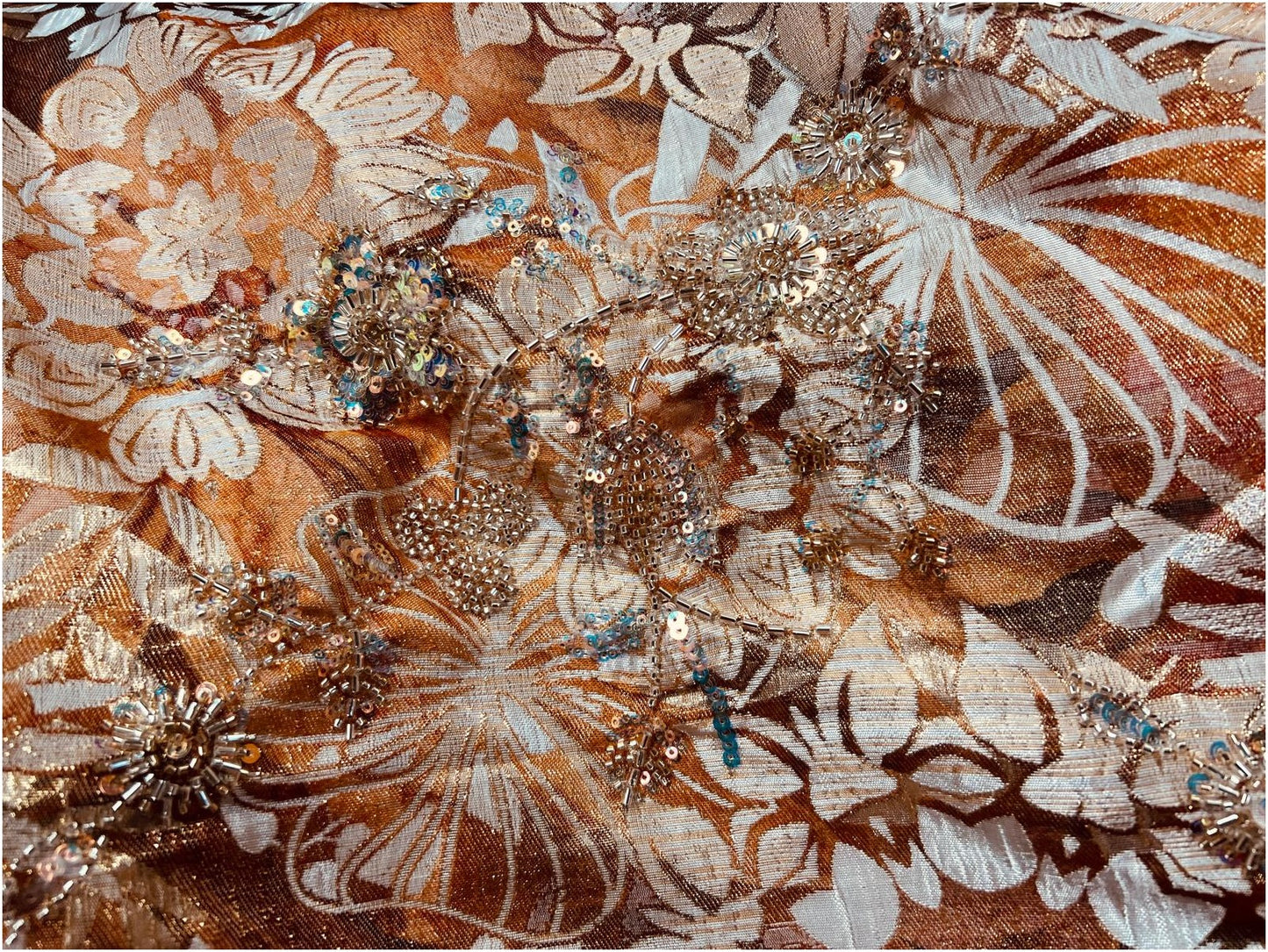 Brocart Perlé Cuivré et Or – Broderies Perles & Sequins – Haute Couture 145cm