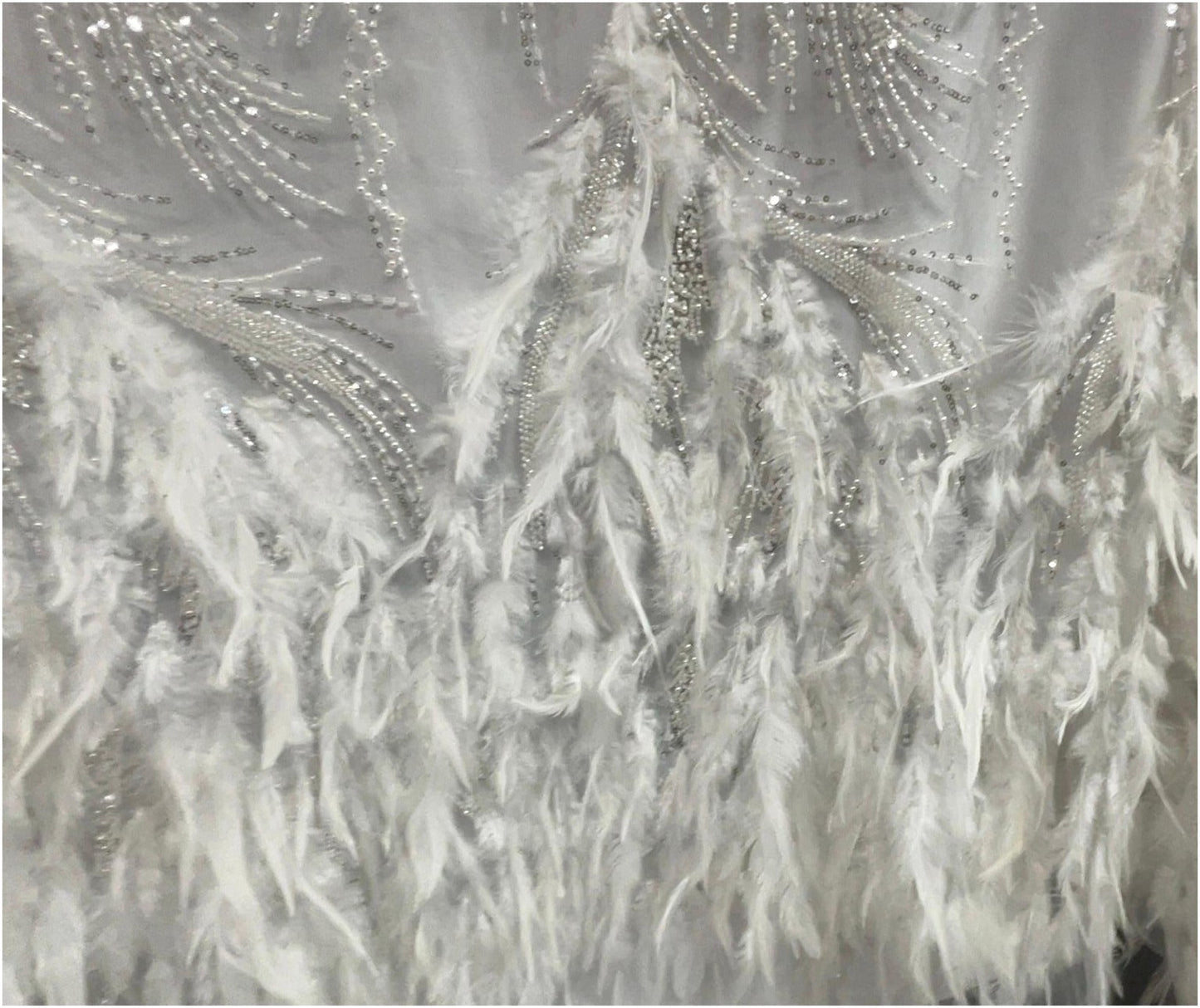 Dentelle Tissu Ivoire Perlée Ornée de Plumes sur Tulle – Tissu Mariage Haute Couture 145 cm
