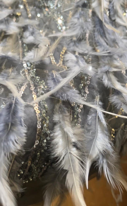 Coupon de 3,50 mètres – Tulle Haute Couture perlé sequins & grandes plumes grises (140 cm)