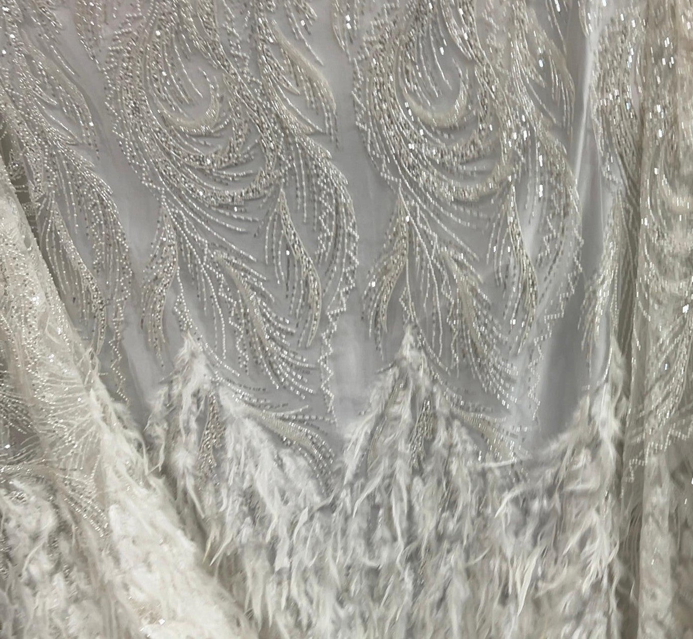 Dentelle Tissu Ivoire Perlée Ornée de Plumes sur Tulle – Tissu Mariage Haute Couture 145 cm