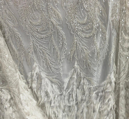Dentelle Tissu Ivoire Perlée Ornée de Plumes sur Tulle – Tissu Mariage Haute Couture 145 cm