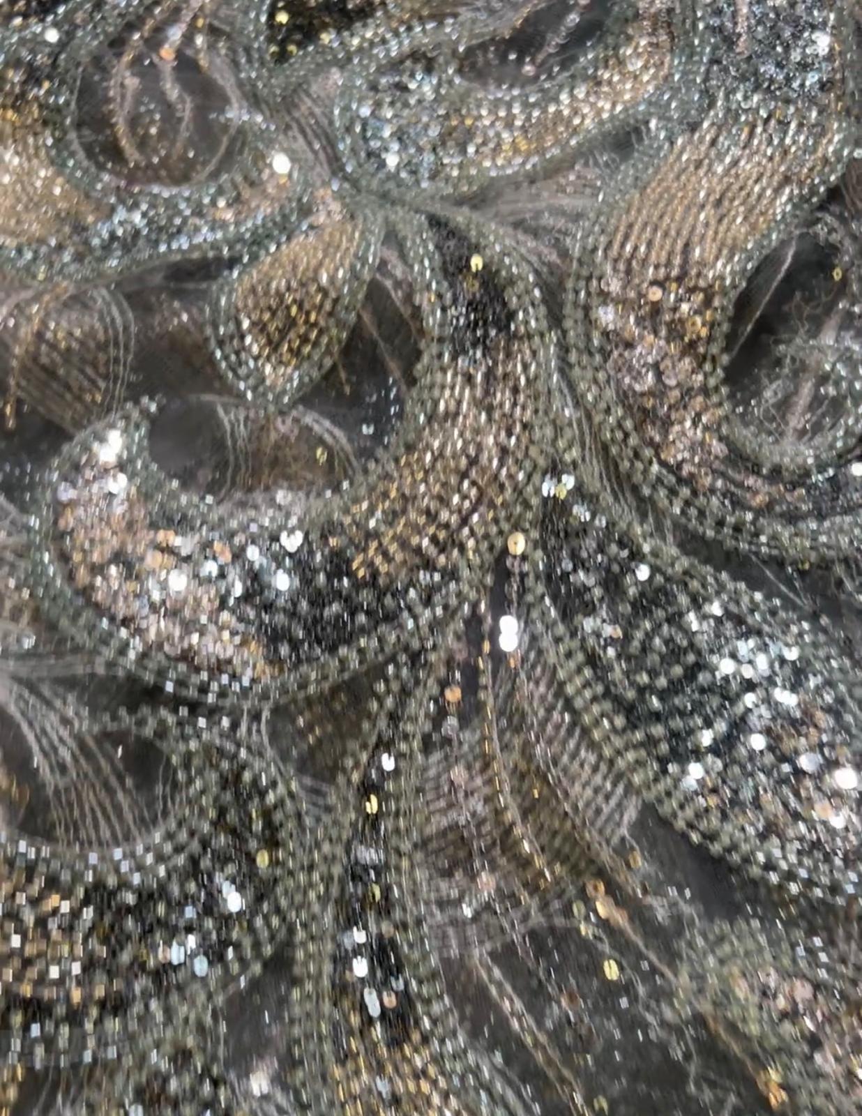 Coupon de 3,50 mètres – Tulle Haute Couture perlé sequins & grandes plumes grises (140 cm)