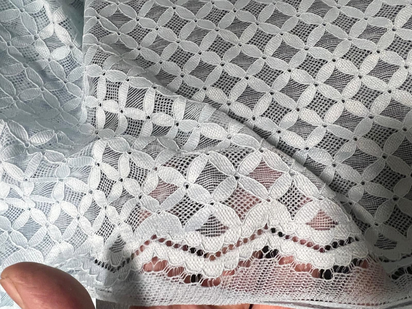 Dentelle Stretch Bleu Ciel 145 cm - Motif Floral Géométrique