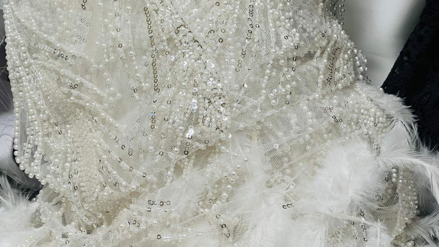 Dentelle Tissu Ivoire Perlée Ornée de Plumes sur Tulle – Tissu Mariage Haute Couture 145 cm