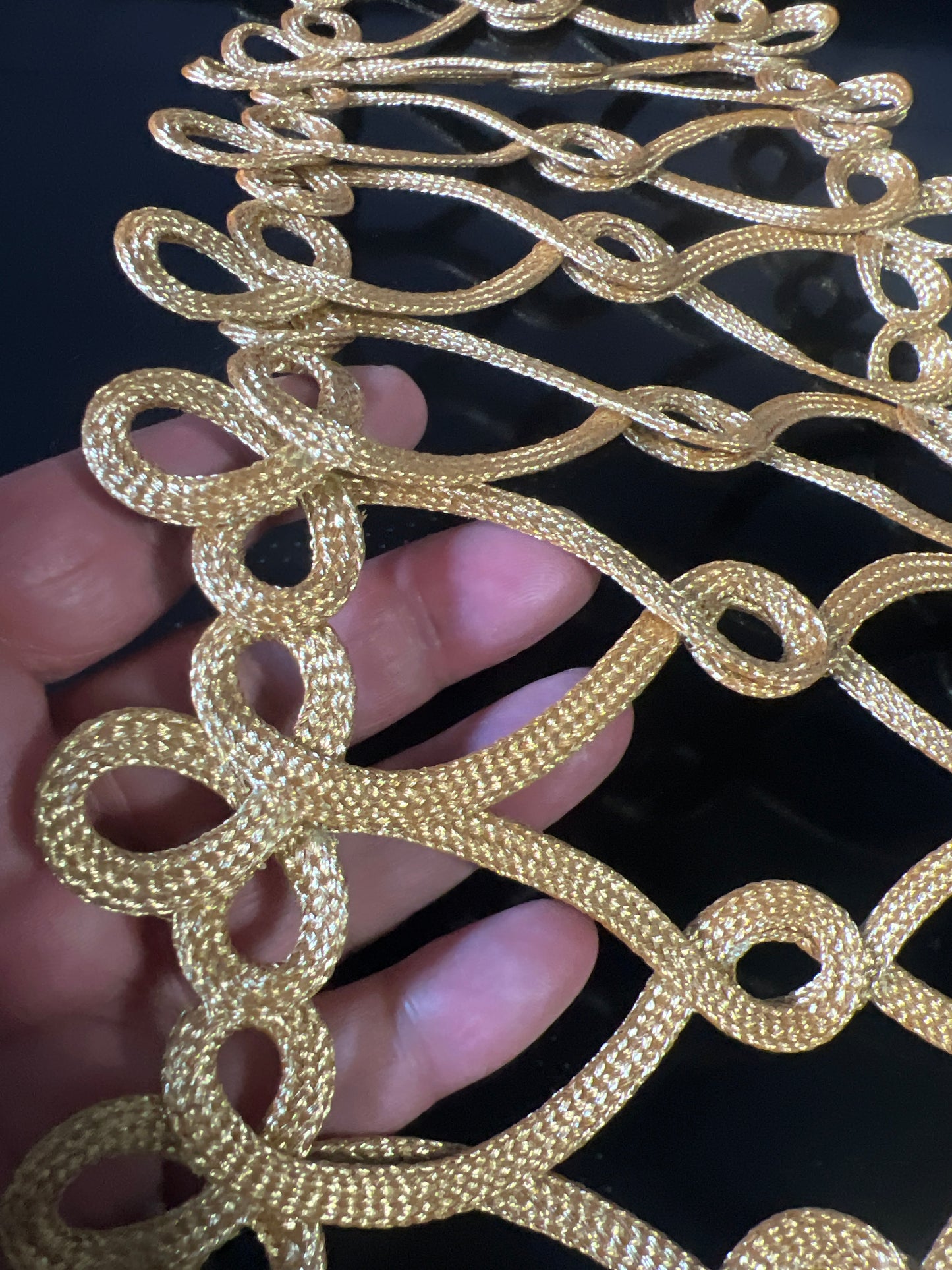 Galon Tressé Doré Ajouré – Passementerie Haute Couture