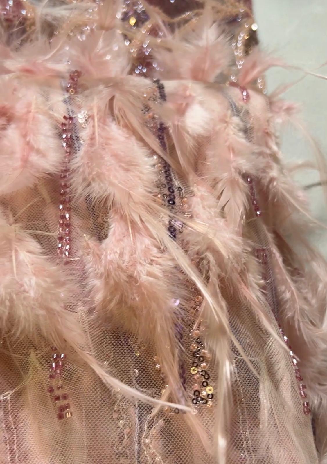 Tissu Haute Couture Plumes & Perlage Rosé Doré – 145 cm