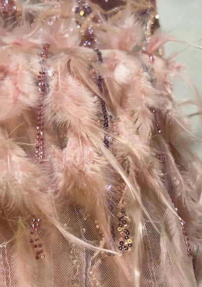 Tissu Haute Couture Plumes & Perlage Rosé Doré – 145 cm