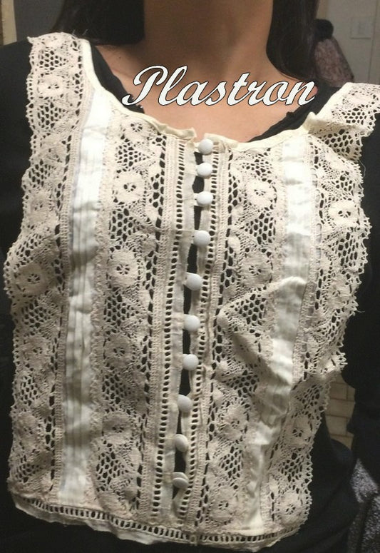 Applique Encolure A Coudre En Dentelle Macramé Ecru En  Forme De Gilet Boutonné.