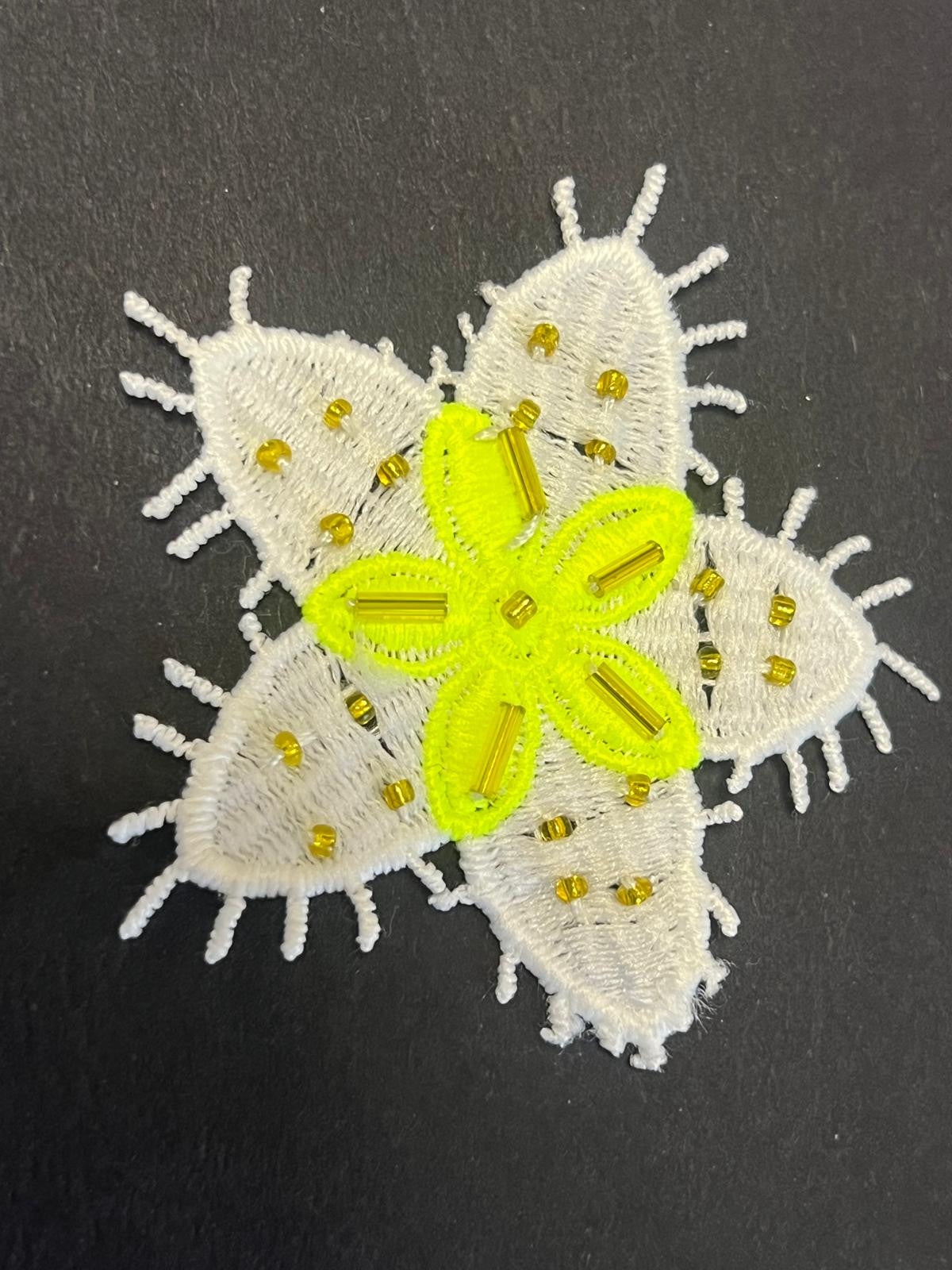 Appliqué fleur brodée perles – Motif floral en coton, coloris anis – Mercerie fantaisie
