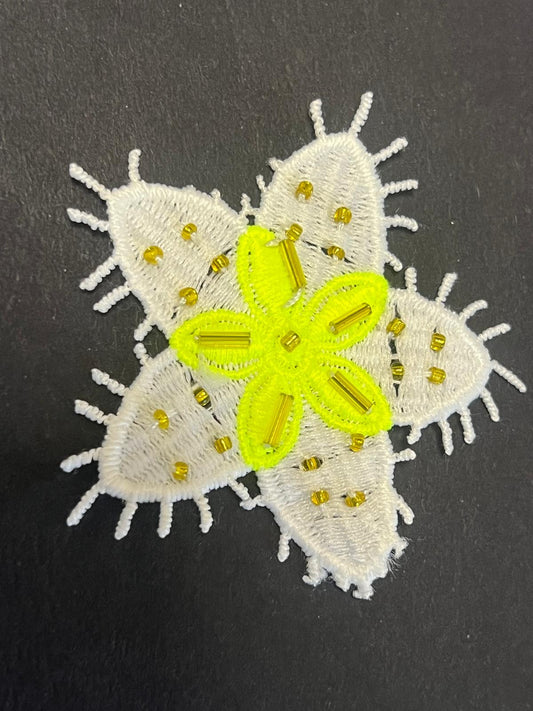 Appliqué fleur brodée perles – Motif floral en coton, coloris anis – Mercerie fantaisie