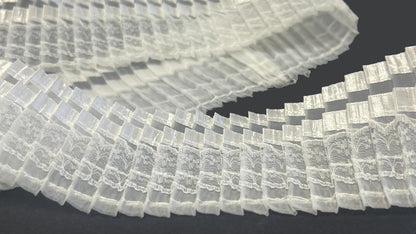 Gros plan bande plissée organza blanc vue de côté — Close-up white pleated organza trim side view
