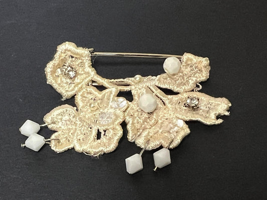 Broche Artisanale en Guipure Ivoire et Strass - Bijou de Couture