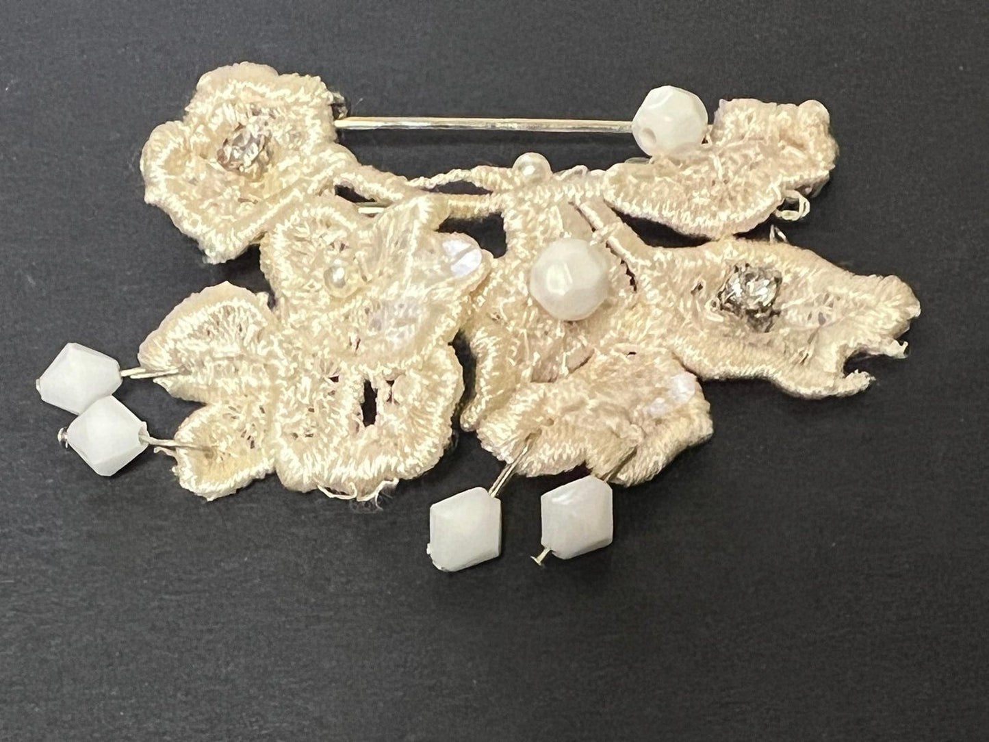 Broche Artisanale en Guipure Ivoire et Strass - Bijou de Couture