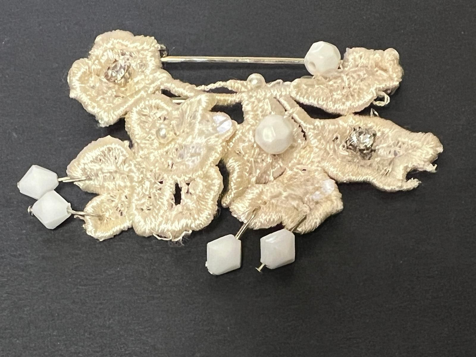 Broche Artisanale en Guipure Ivoire et Strass - Bijou de Couture