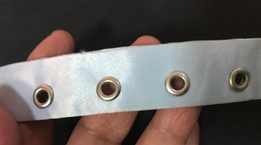 Bande à Oeuillet En Satin Bleu Ciel A Coudre Pour Agrafage et Serrage