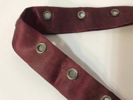 Bande à Oeuillet En Satin Prune A Coudre Pour Agrafage et Serrage