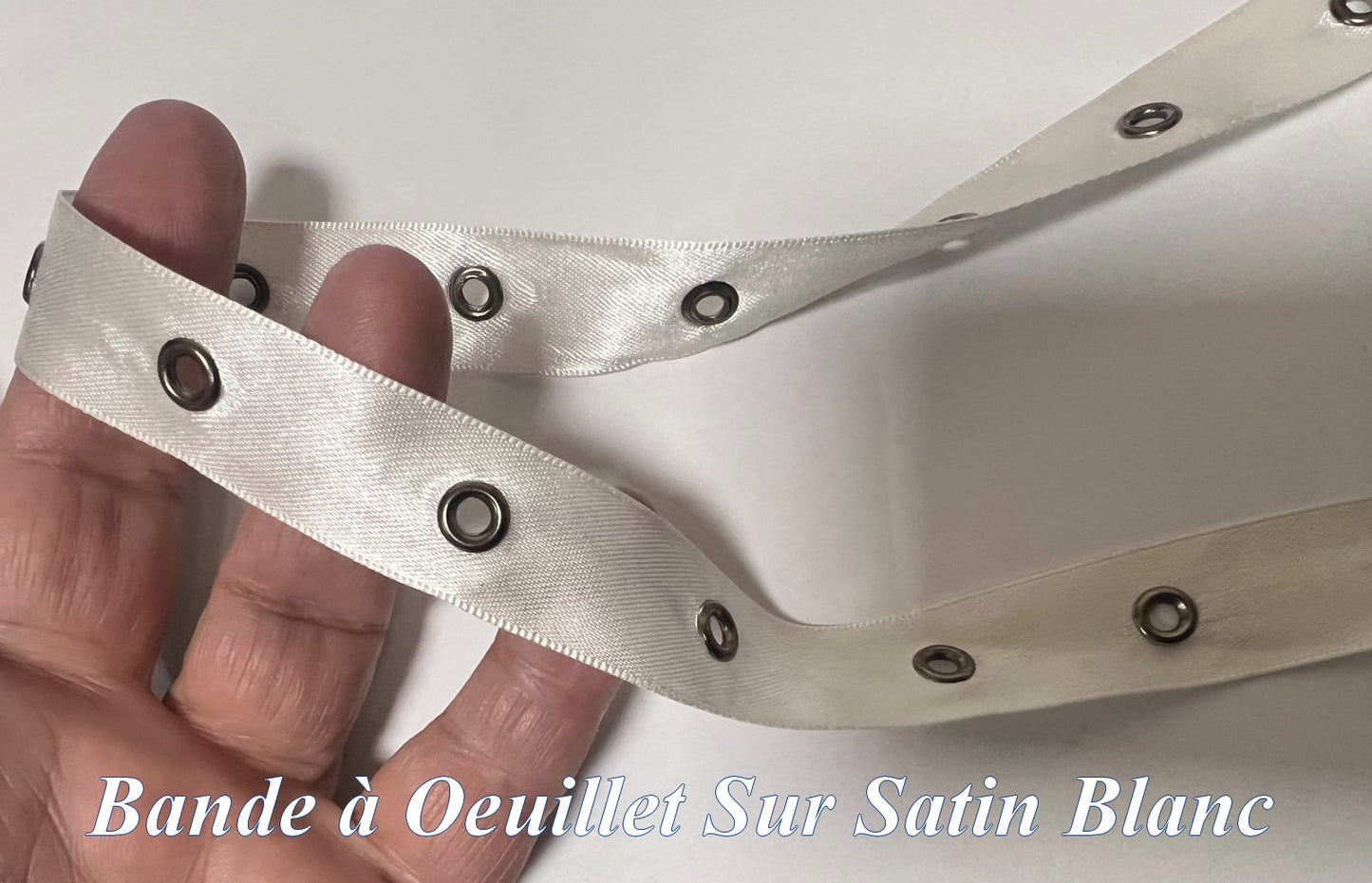 Bande à Oeuillet Sur Satin Blanc A Coudre Pour Agrafage et Serrage