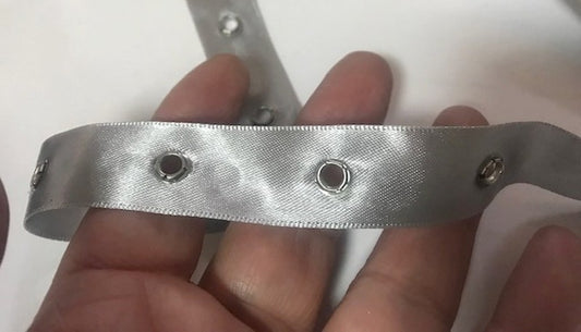 Bande à Oeuillet Sur Satin Gris Au Mètre  Coudre Pour Agrafage et Serrage