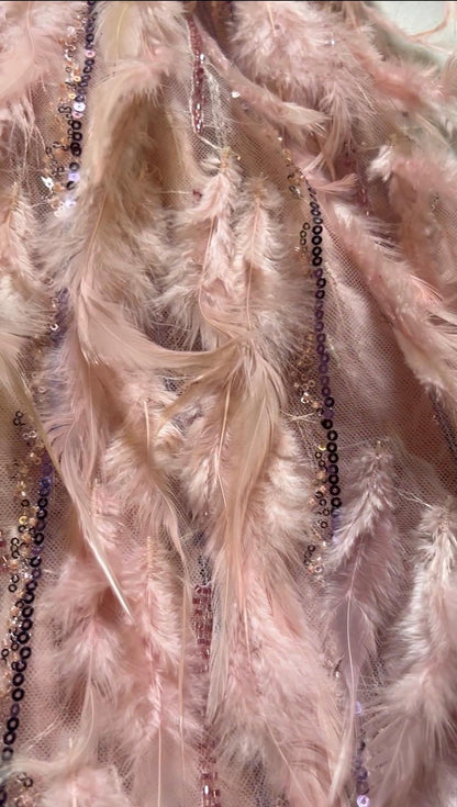 Tissu Haute Couture Plumes & Perlage Rosé Doré – 145 cm