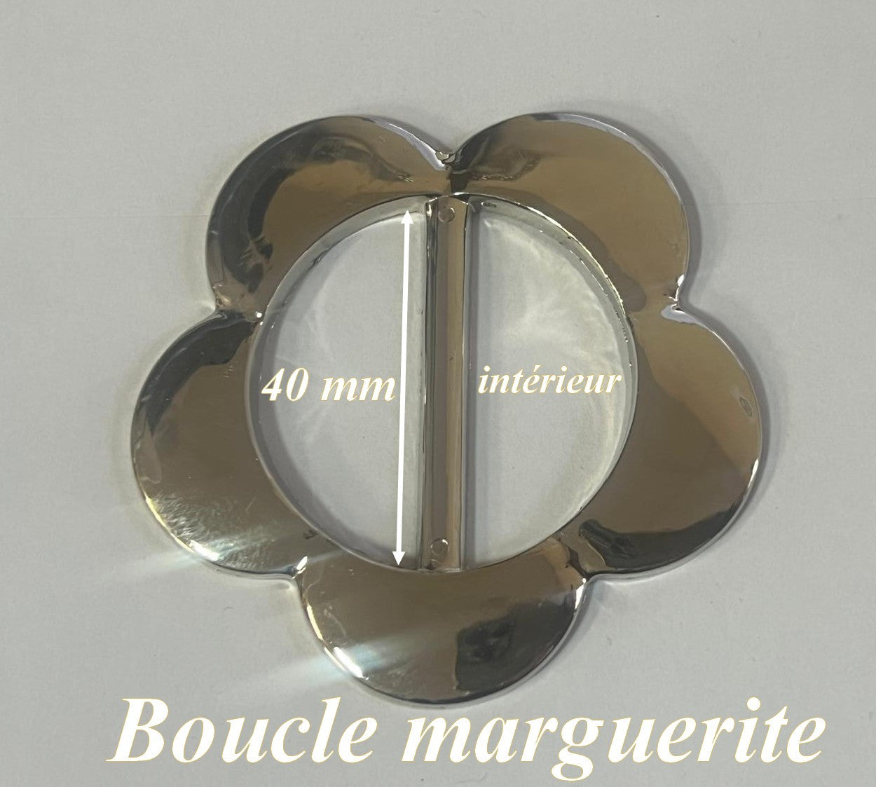 Boucle Argentée Métallisée Marguerite 6,5 cm à Coudre – Élégance Florale pour Vos Créations