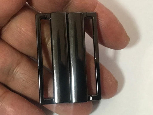 Boucle attache en métal noir poli à clipser inoxydable pour des créations originales et élégantes"