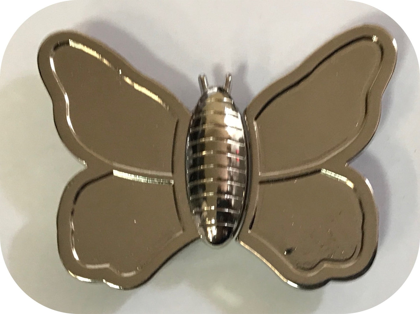 "Boucle en métal Papillon argenté : Une envolée poétique sous forme de papillon"