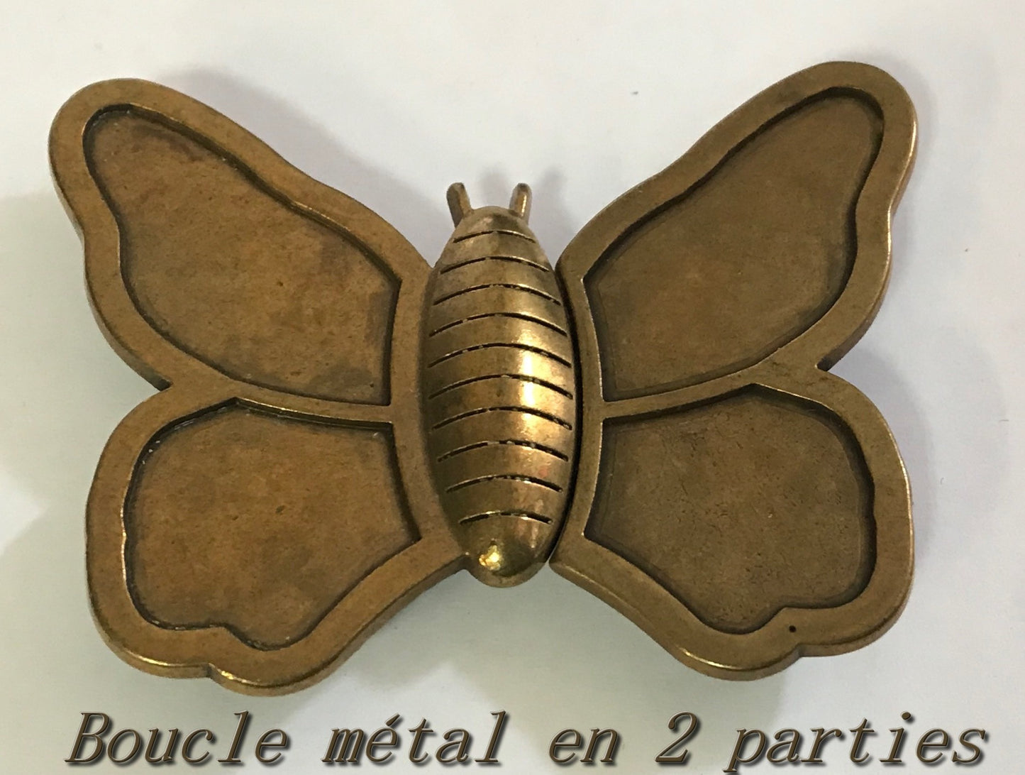"Boucle en métal Papillon bronze: Une envolée poétique sous forme de papillon"