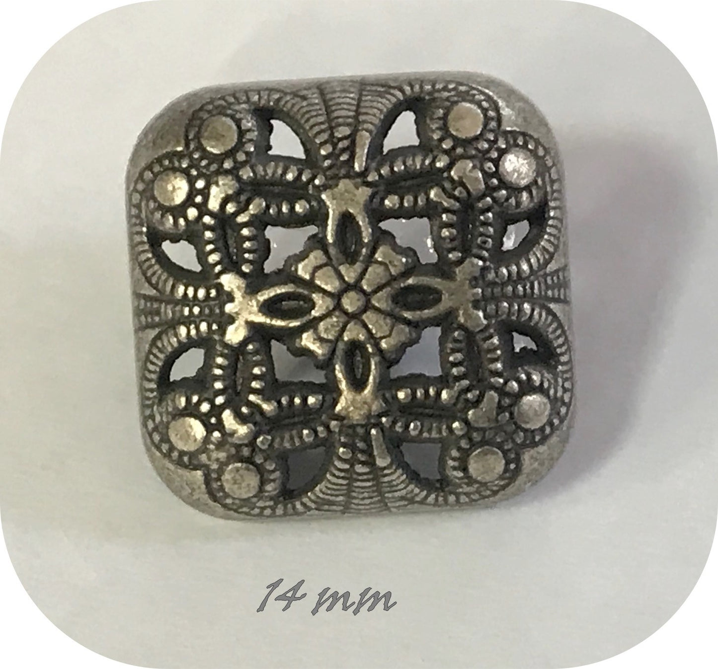 Bouton Argent Carré en Métal Couture Diamètre 14 mm.