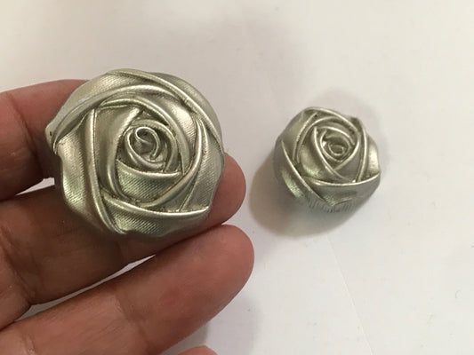 Bouton Argenté Couture Diamètre 30 mm en forme de fleur