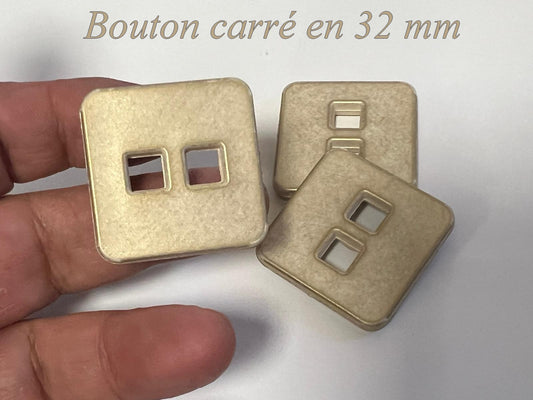 Bouton carré 32 mm doré mat – Style Chanel couture & tailleurs