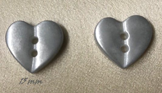 Bouton Cœur Nacré Gris à coudre de taille 15 mm.