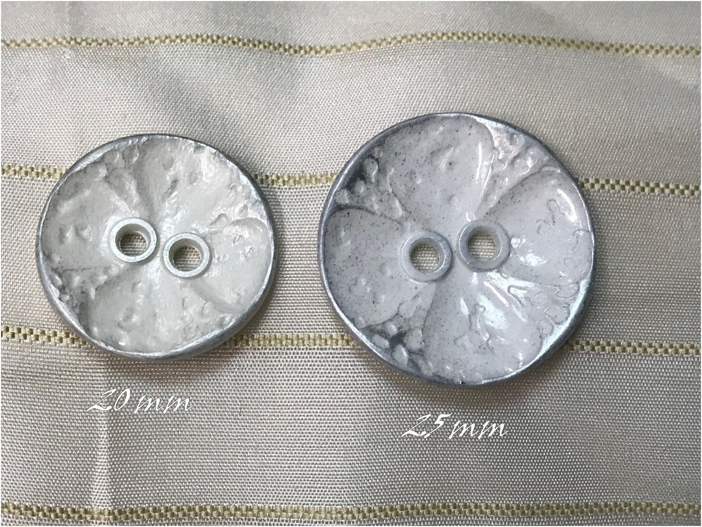Bouton Couture Blanc A Effet Argenté en 25 mm  Pour Customisations.
