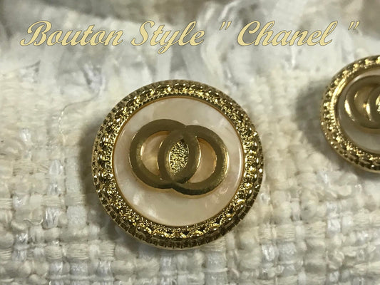 Bouton Doré Style Chanel sur Fond Nacré en 18 mm A Coudre : Élégants Boutons Dorés